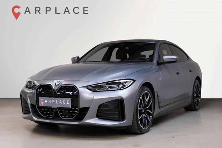 Grå BMW i4 fra 2023 set udefra