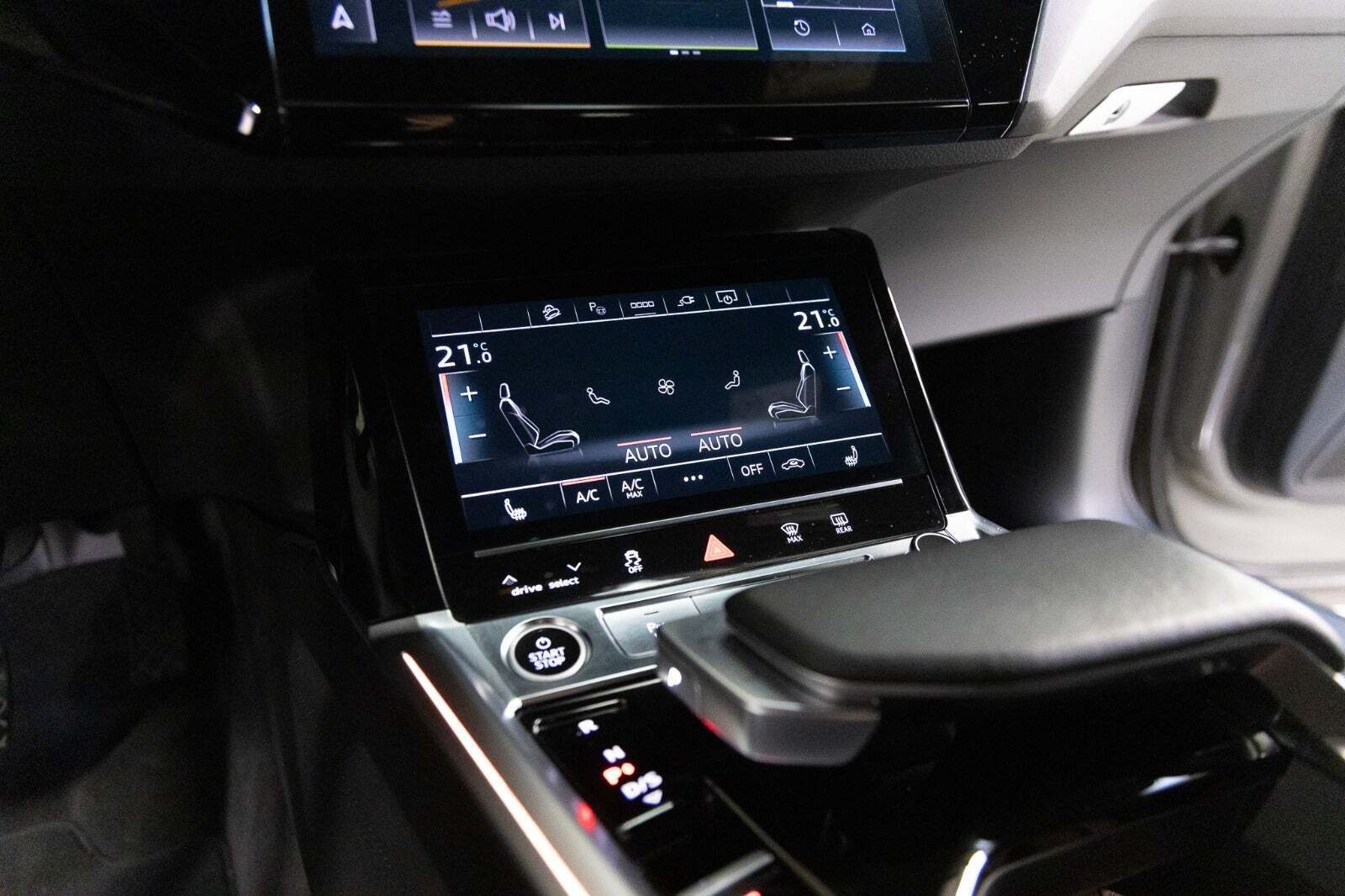 Grå Audi e-tron fra 2022