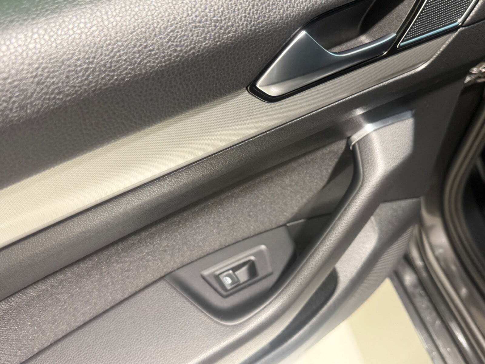 Grå VW Passat fra 2018