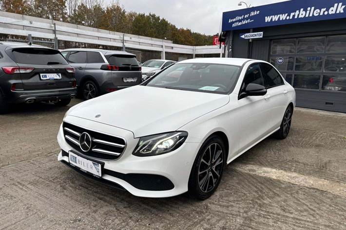 Hvid Mercedes E220 d fra 2017 set udefra