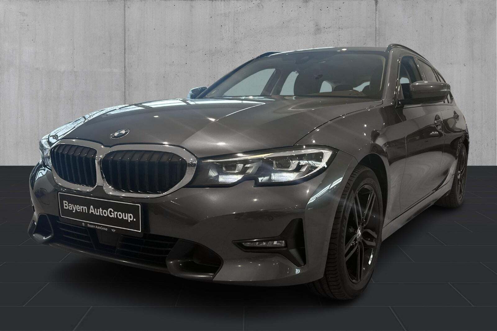 Grå BMW 320i fra 2021 set udefra