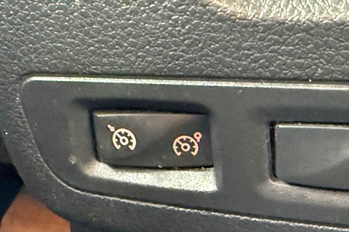 Hvid Dacia Dokker fra 2019 set indefra