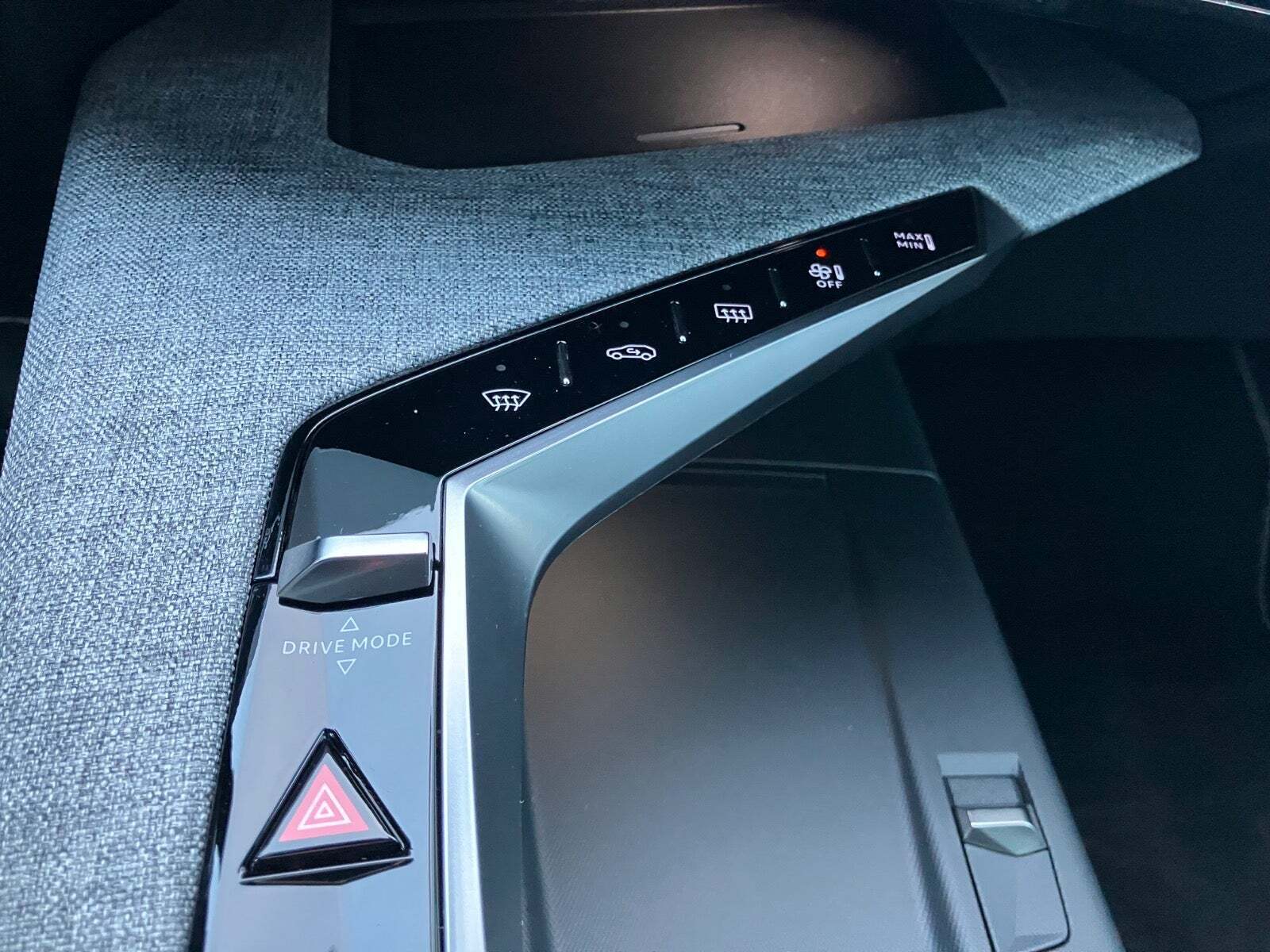 Grå Peugeot e-5008 fra 2024