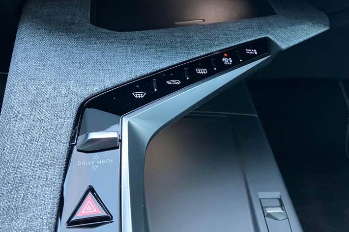 Grå Peugeot e-5008 fra 2024