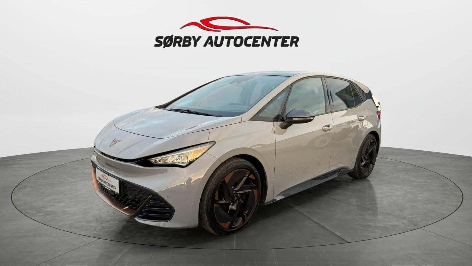 Grå Cupra Born fra 2022 set udefra