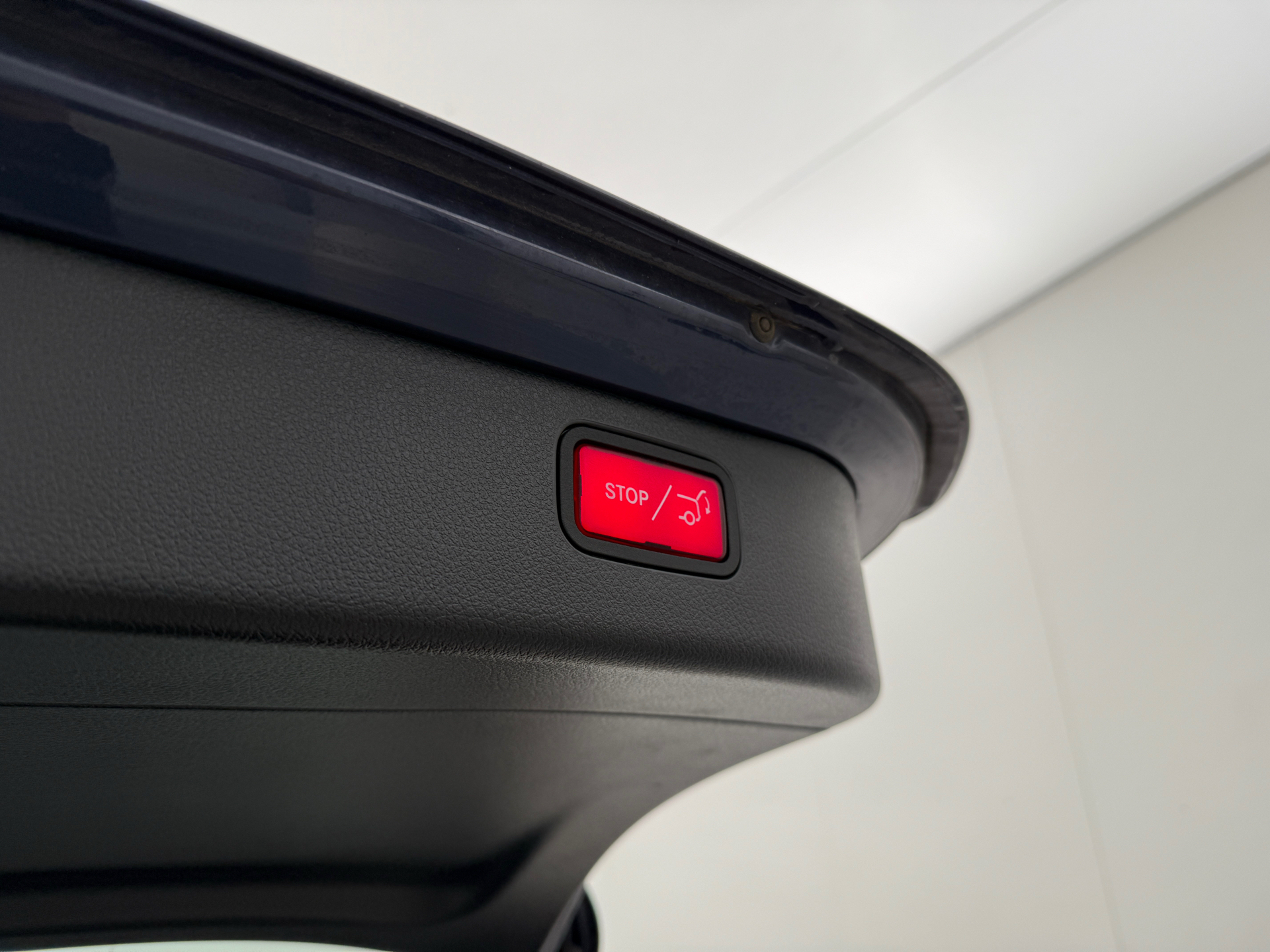 Blå Mercedes C220 d fra 2023