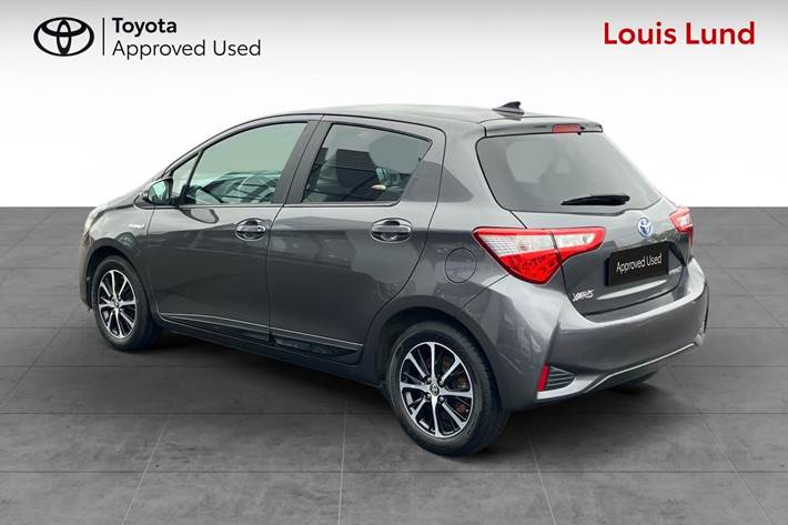 Grå Toyota Yaris fra 2020
