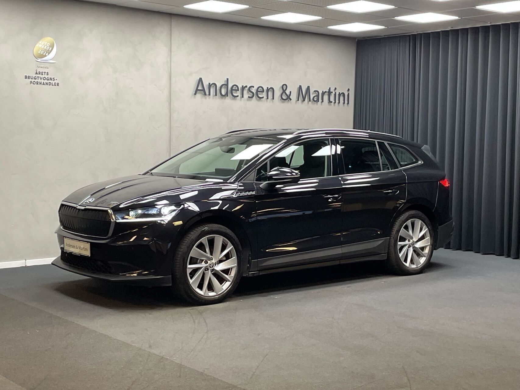 Sort Skoda Enyaq iV fra 2022 set udefra