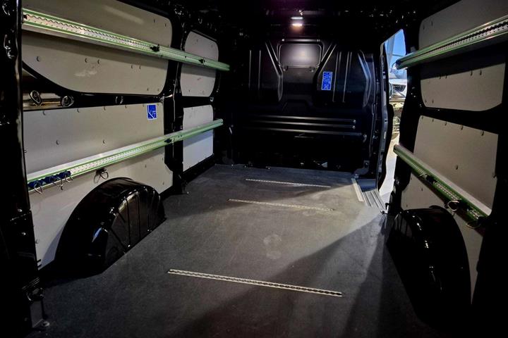 Sort Ford Transit Custom 320 L2 fra 2024