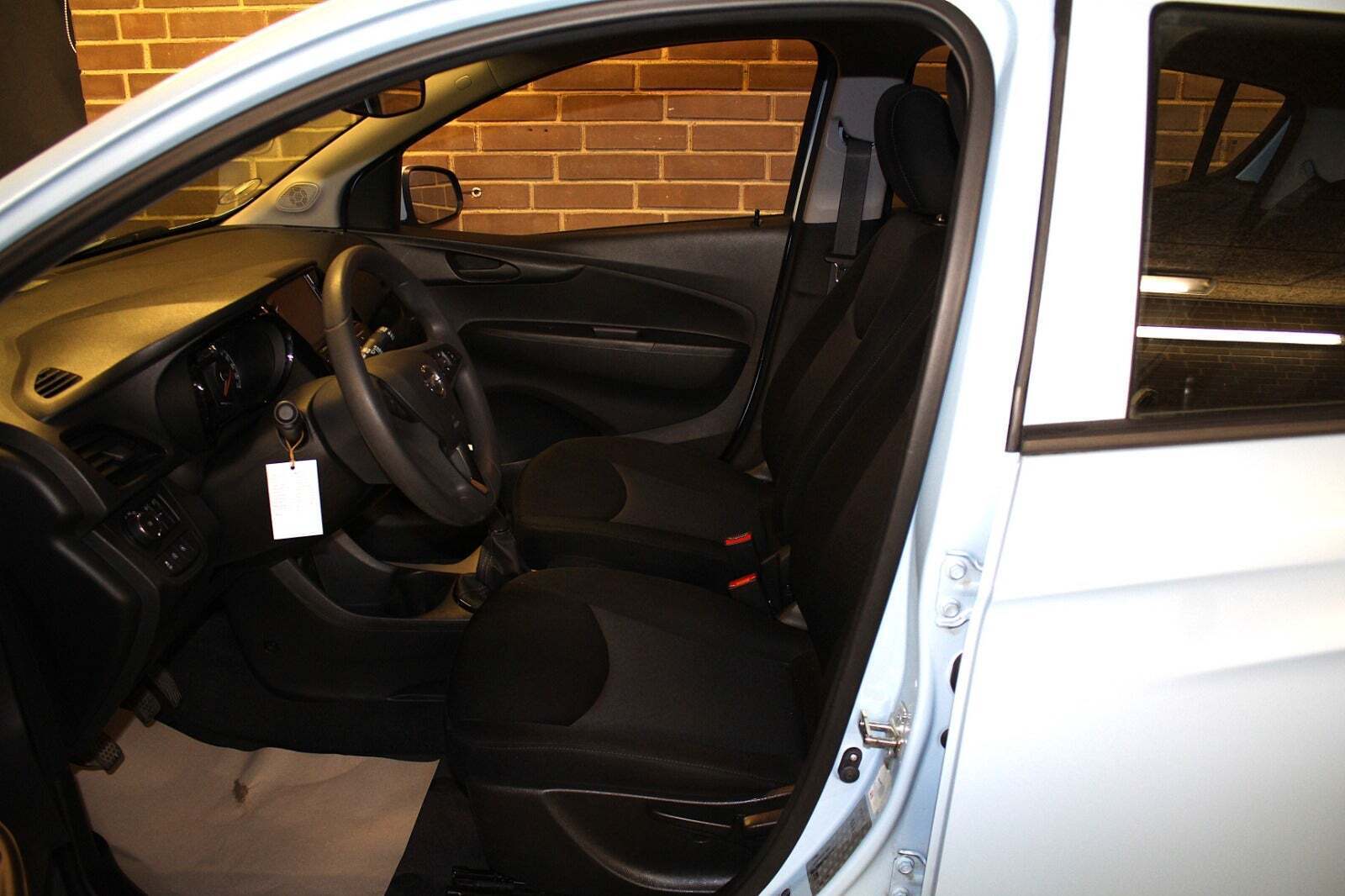 Blå Opel Karl fra 2016