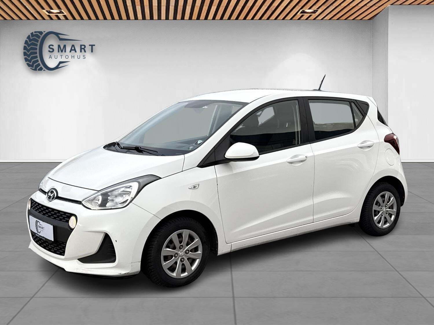 Hvid Hyundai i10 fra 2017 set udefra