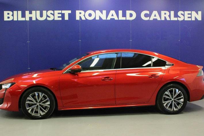 Rød Peugeot 508 fra 2021