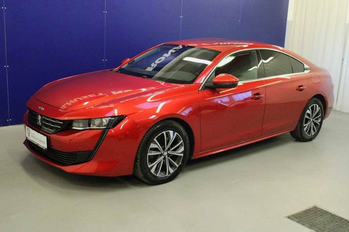 Rød Peugeot 508 fra 2021