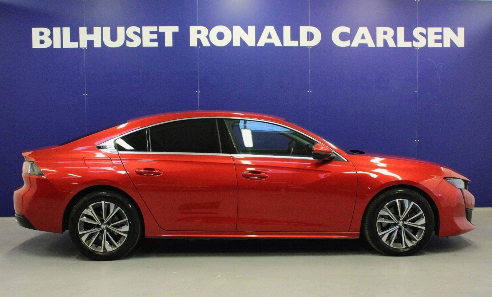 Rød Peugeot 508 fra 2021