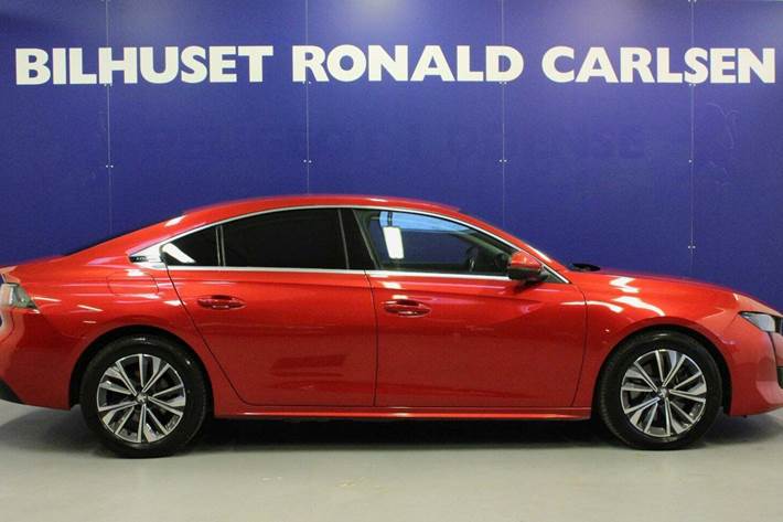 Rød Peugeot 508 fra 2021