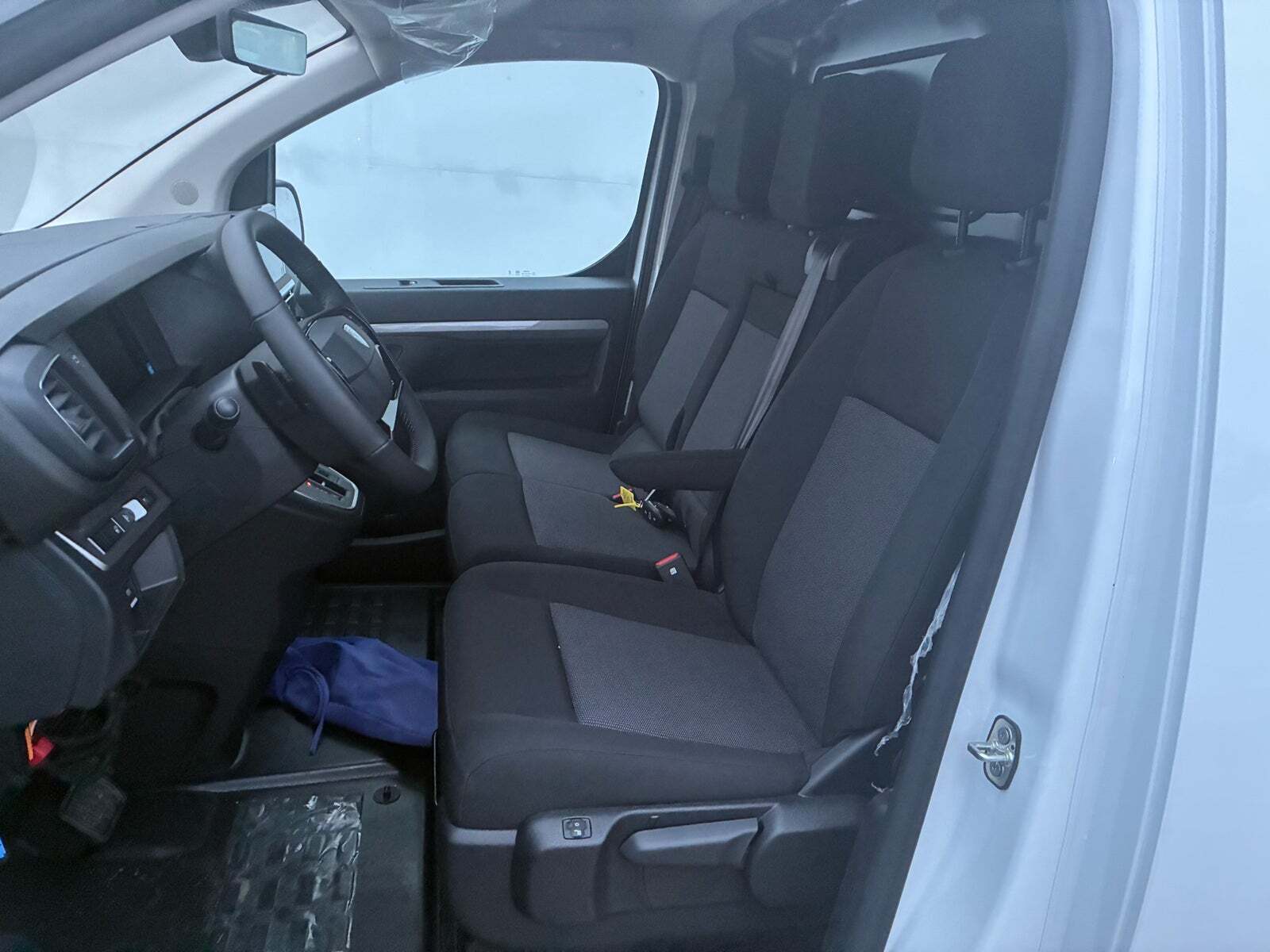 Beige Peugeot Expert fra 2025