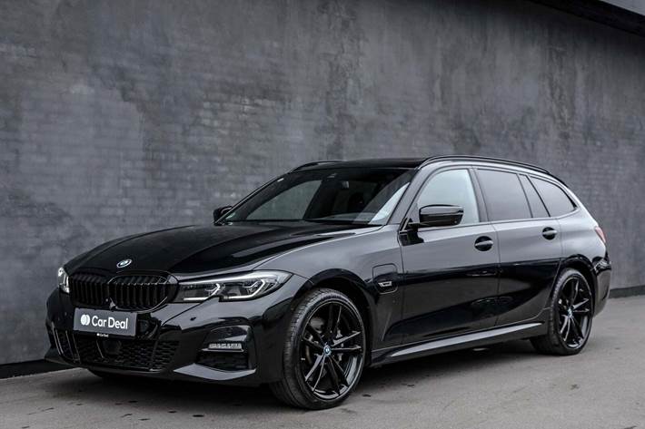 Sort BMW 330e fra 2021