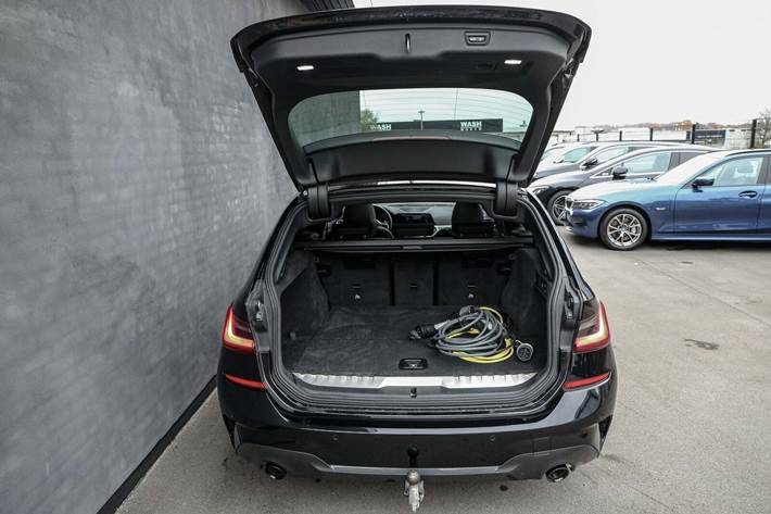 Sort BMW 330e fra 2021