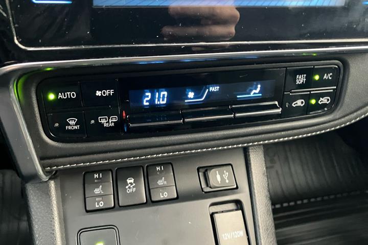 Grå Toyota Auris fra 2017