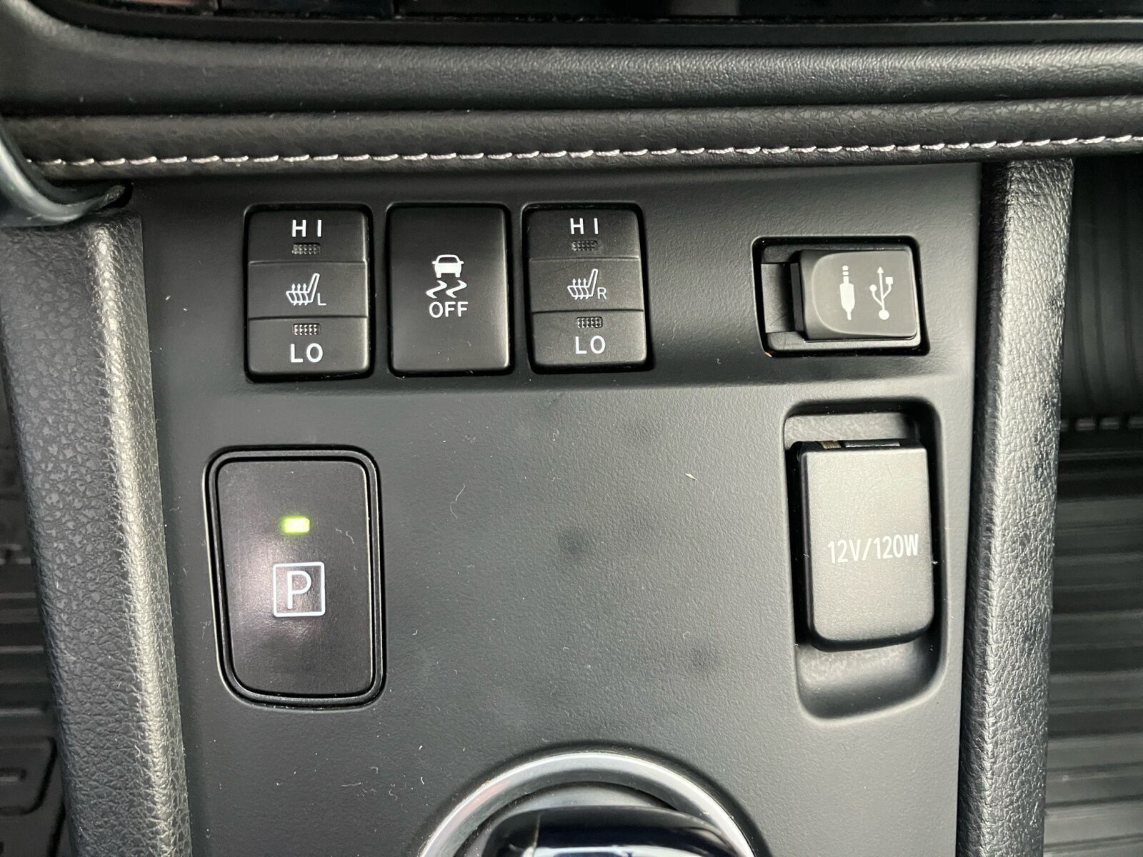 Grå Toyota Auris fra 2017
