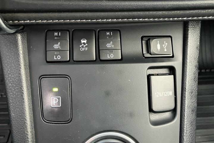 Grå Toyota Auris fra 2017