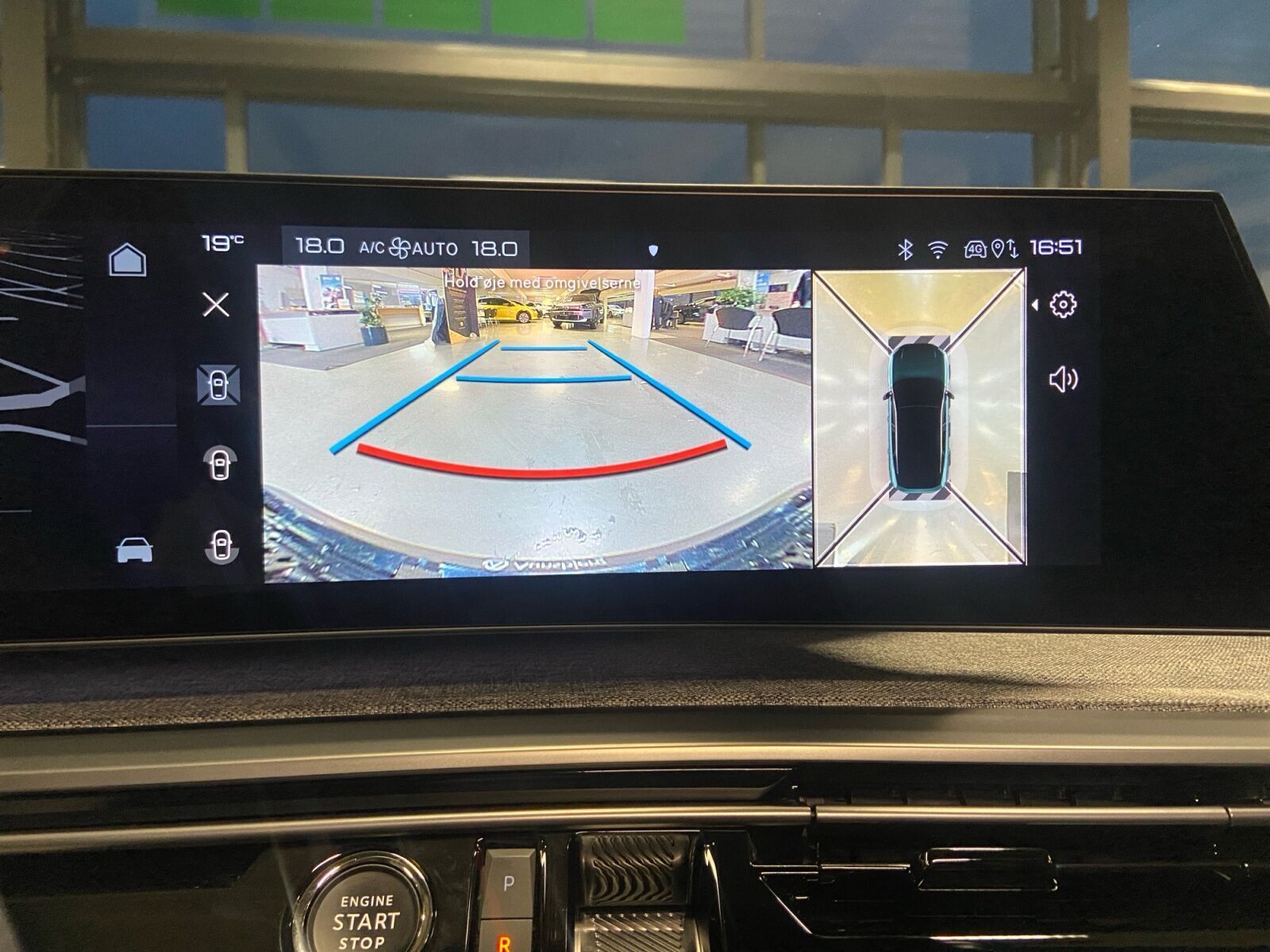 Grå Peugeot e-3008 fra 2024