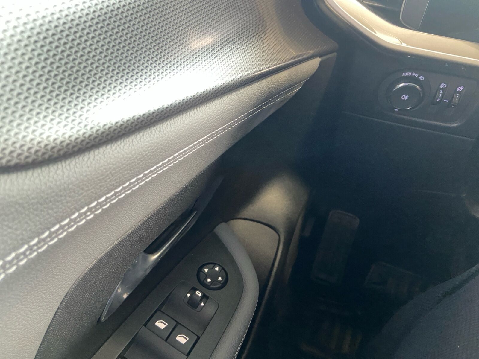 Hvid Opel Mokka-e fra 2024