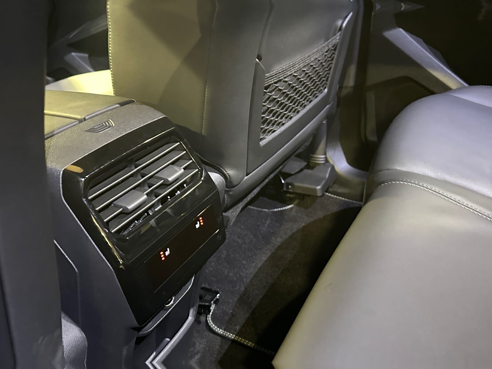 Blå Peugeot e-3008 fra 2024