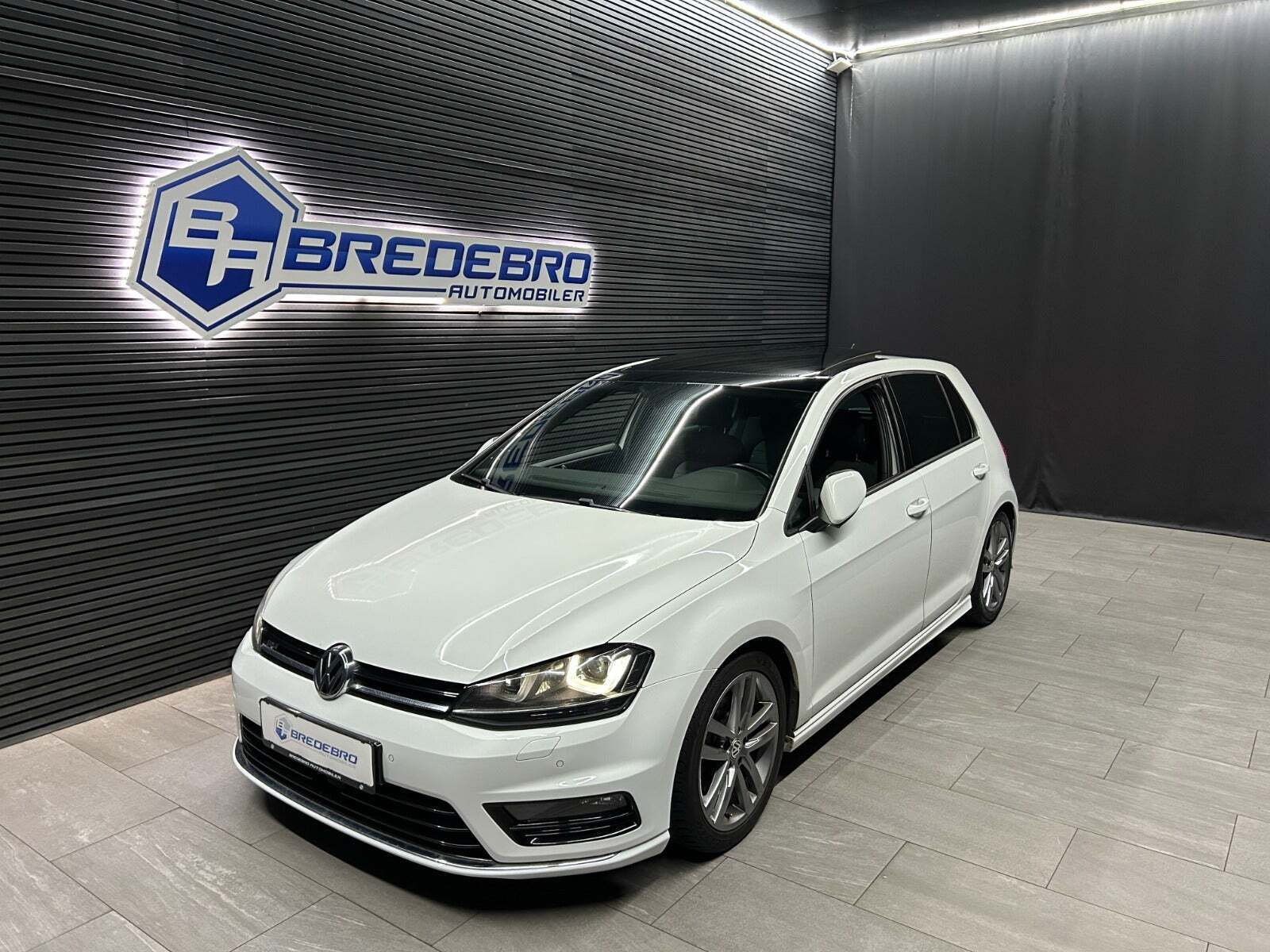 Hvid VW Golf VII fra 2016 set udefra