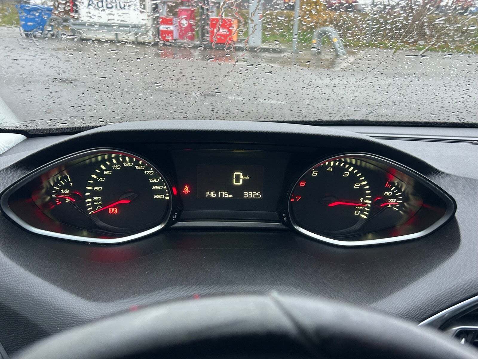 Brun Peugeot 308 fra 2016