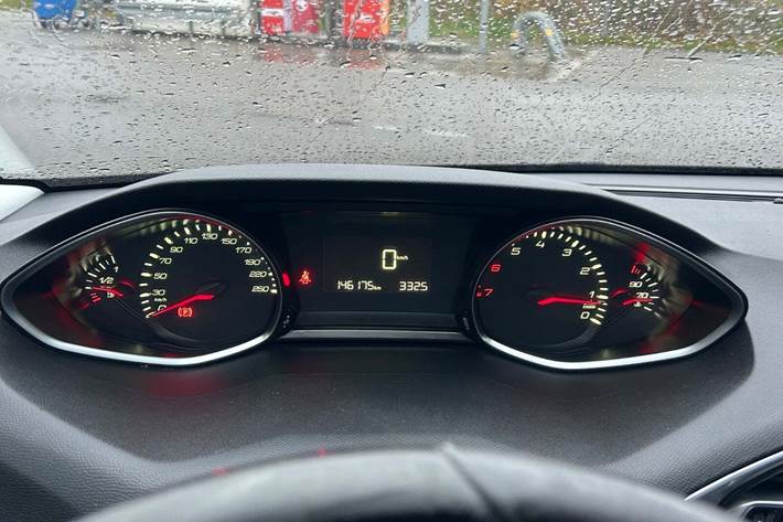 Brun Peugeot 308 fra 2016