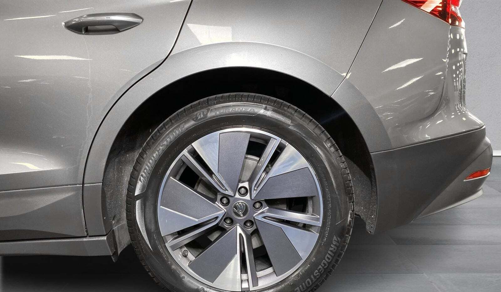 Grå Skoda Enyaq fra 2022