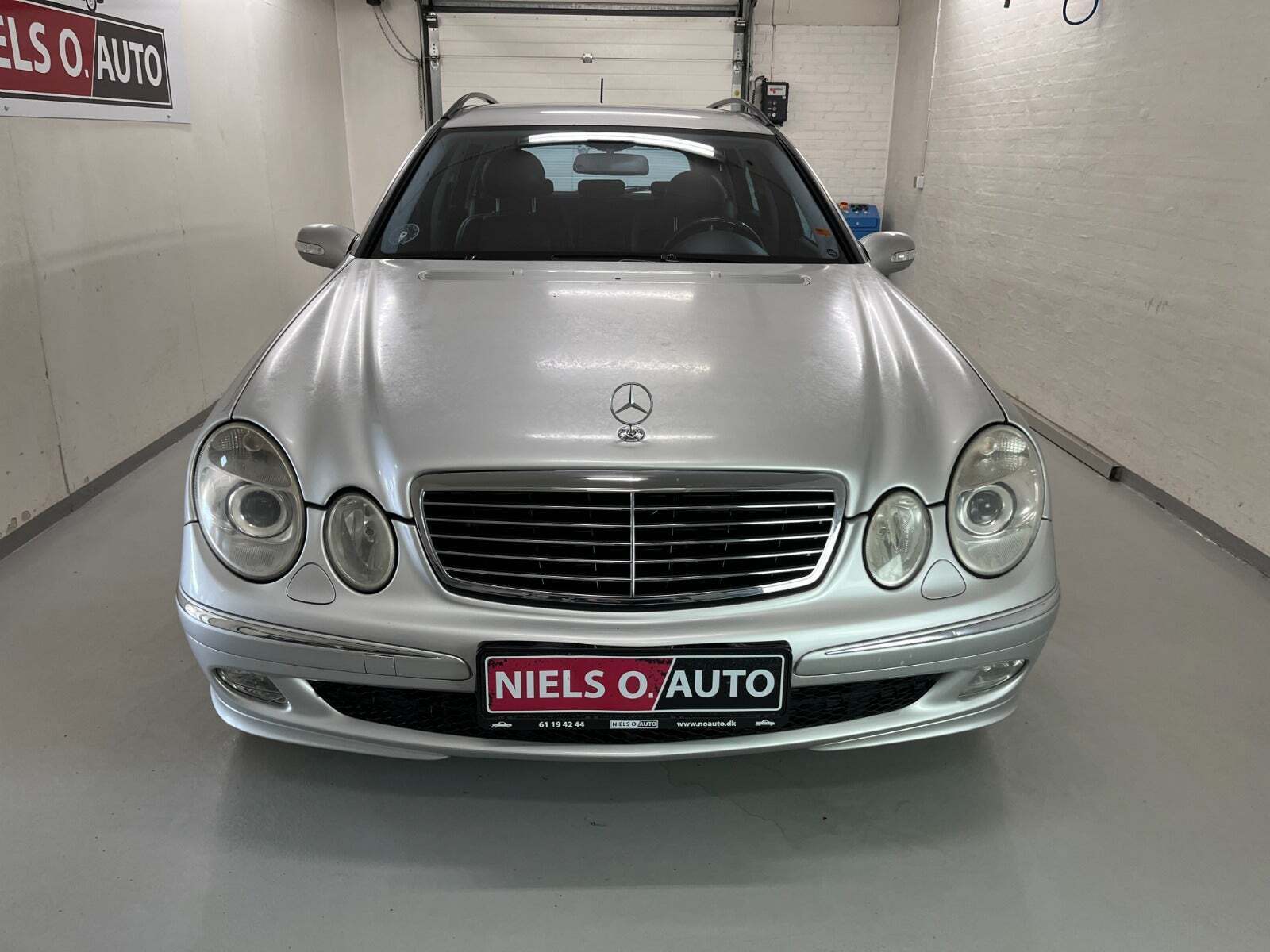 Sølv Mercedes E320 fra 2004