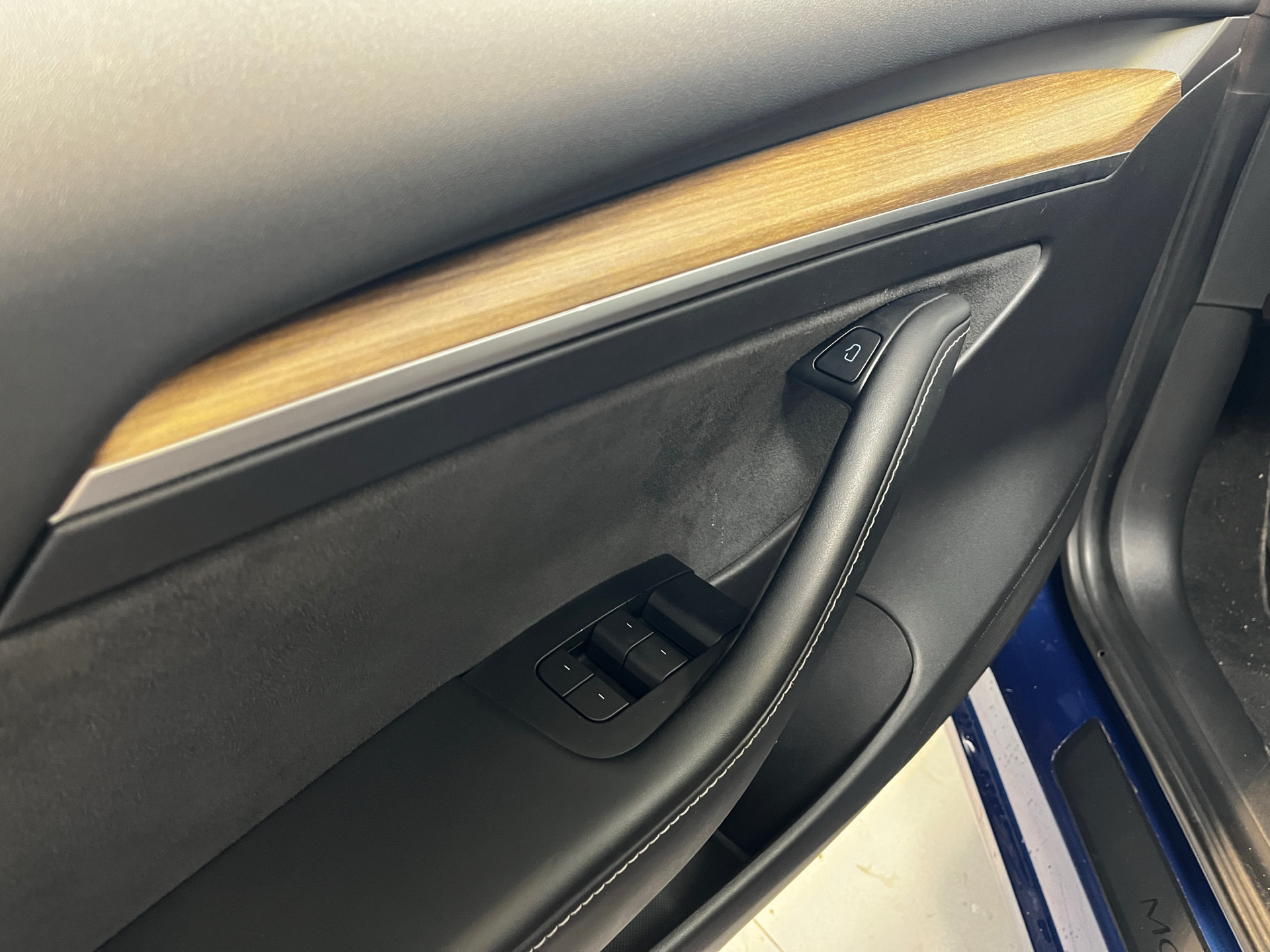 Blå Tesla Model 3 fra 2022