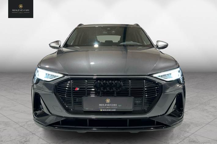 Grå Audi e-tron S fra 2022 set udefra