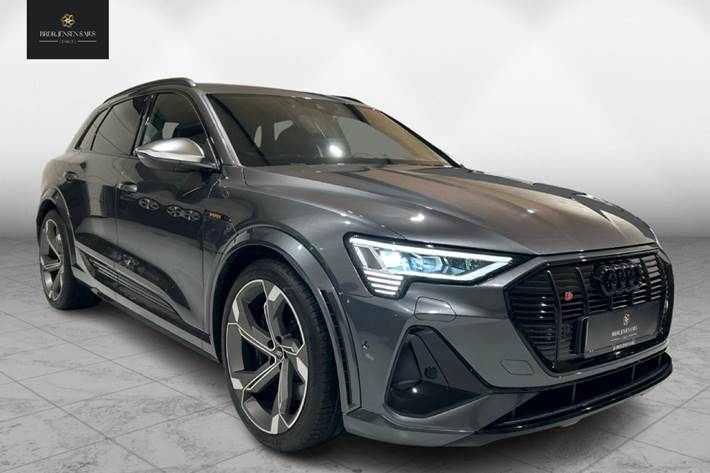 Grå Audi e-tron S fra 2022 set udefra