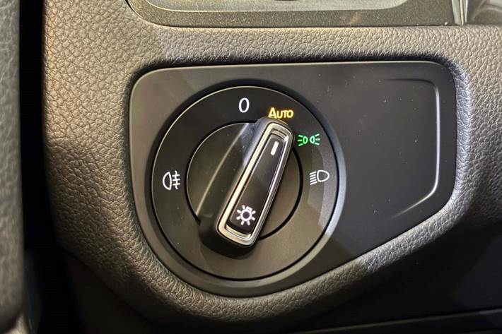 Hvid VW e-Golf VII fra 2020 set indefra