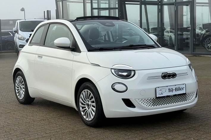 Hvid Fiat 500e fra 2023 set udefra