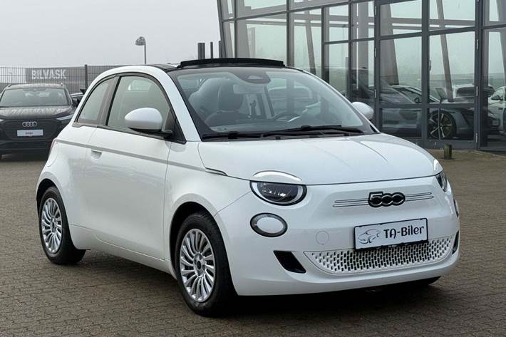 Hvid Fiat 500e fra 2023 set udefra