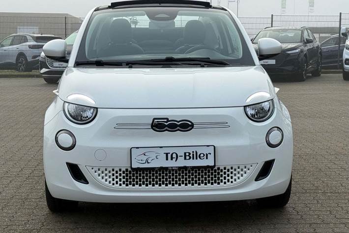 Hvid Fiat 500e fra 2023
