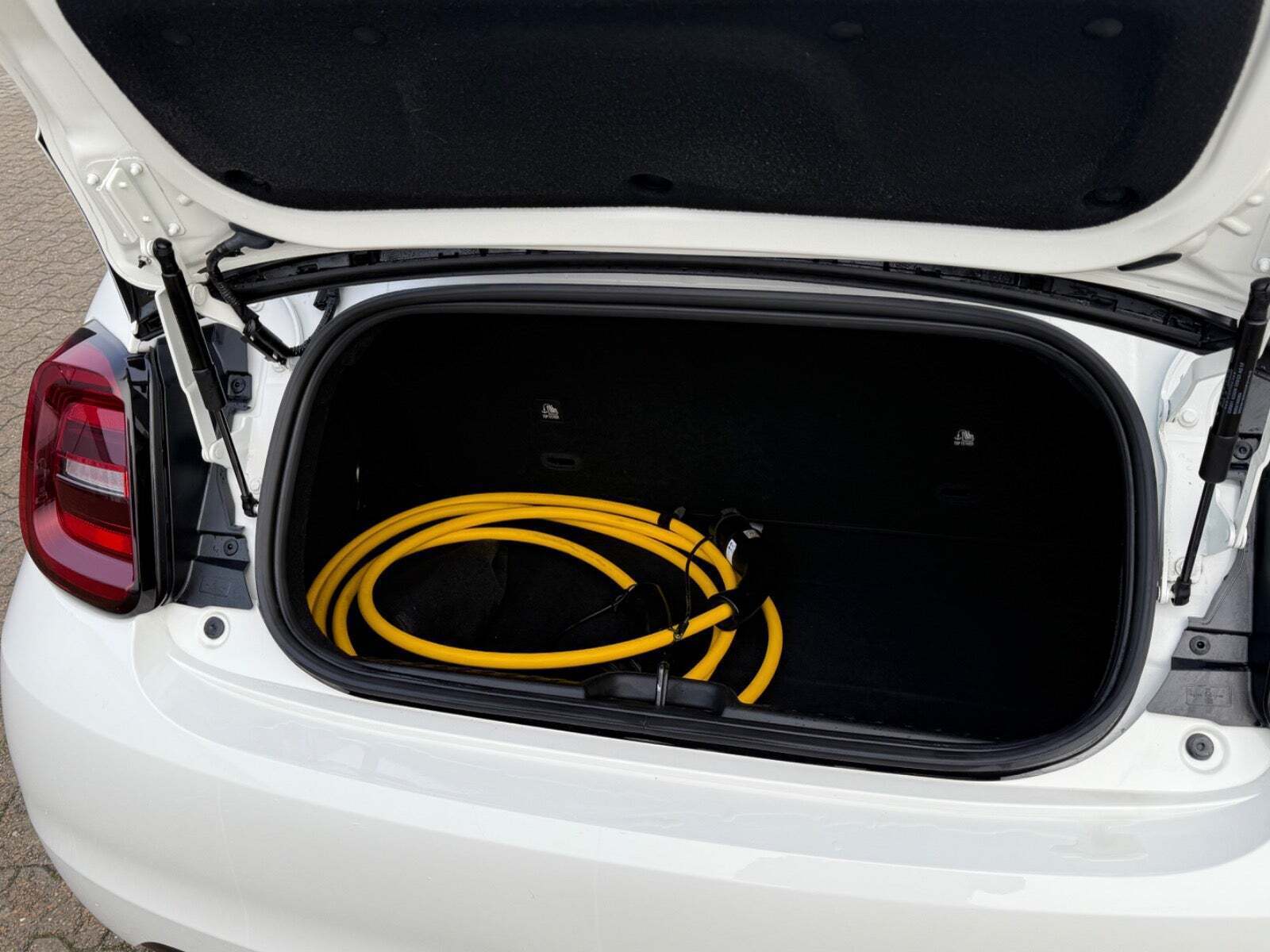 Hvid Fiat 500e fra 2023