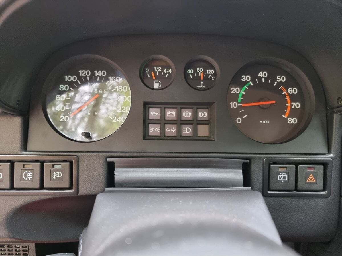 Rød Alfa Romeo 33 fra 1988 set indefra