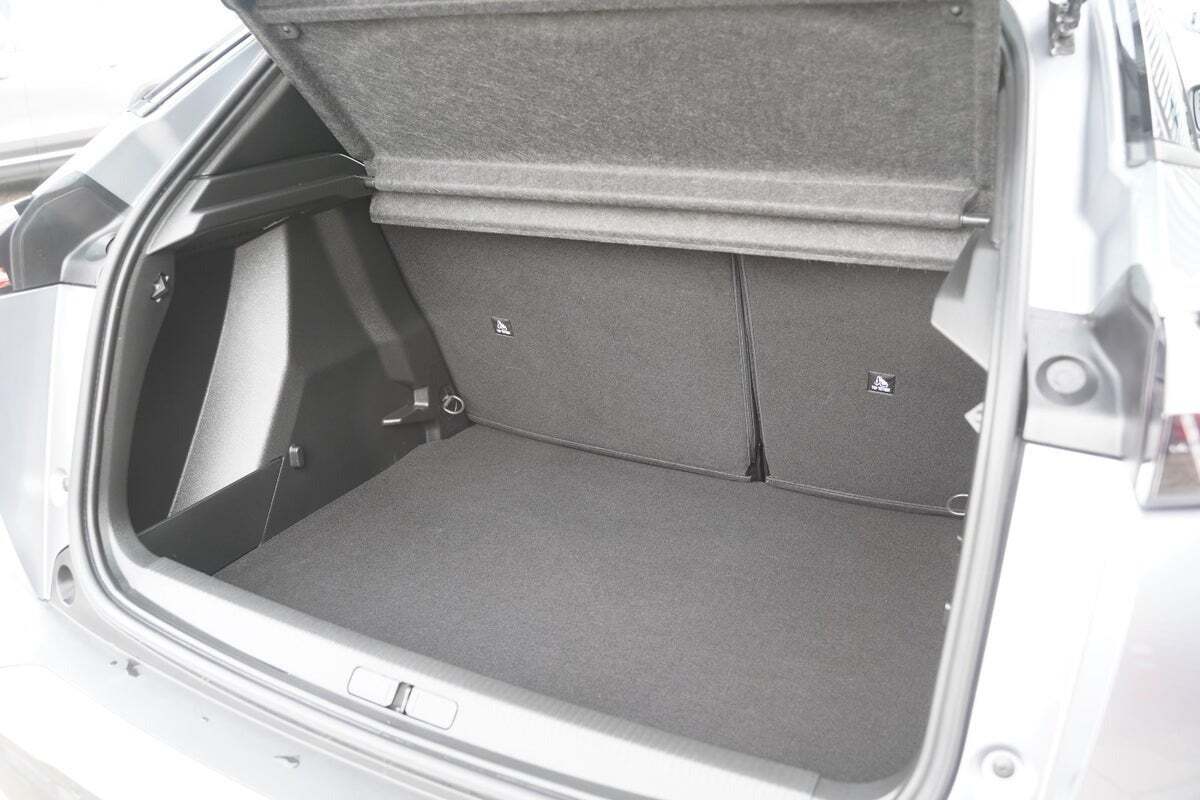 Grå Peugeot 2008 fra 2022