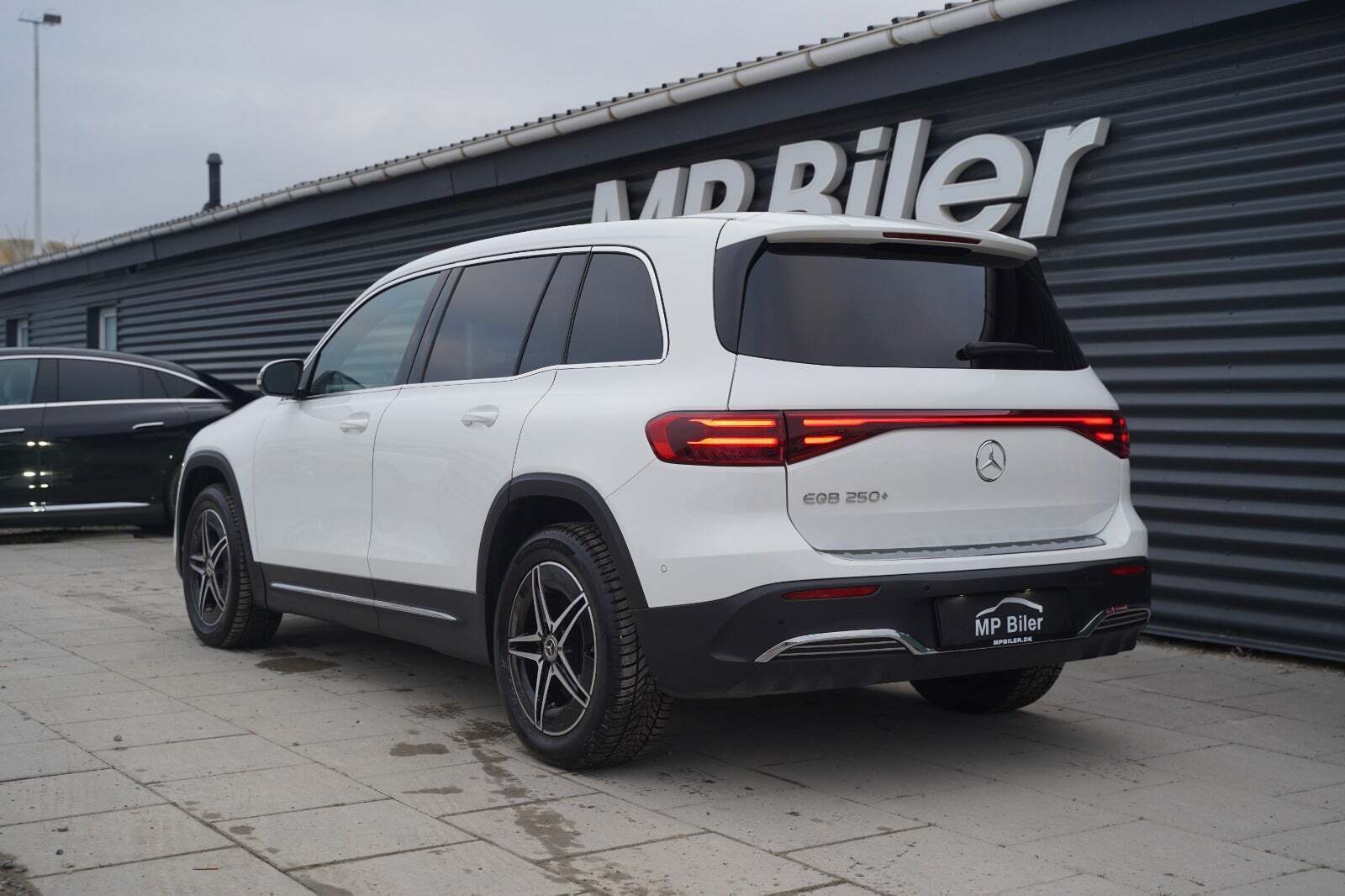 Hvid Mercedes EQB250+ fra 2024