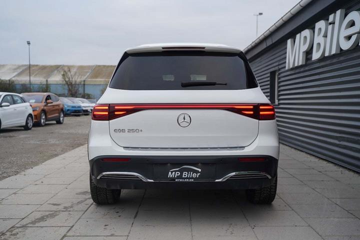 Hvid Mercedes EQB250+ fra 2024