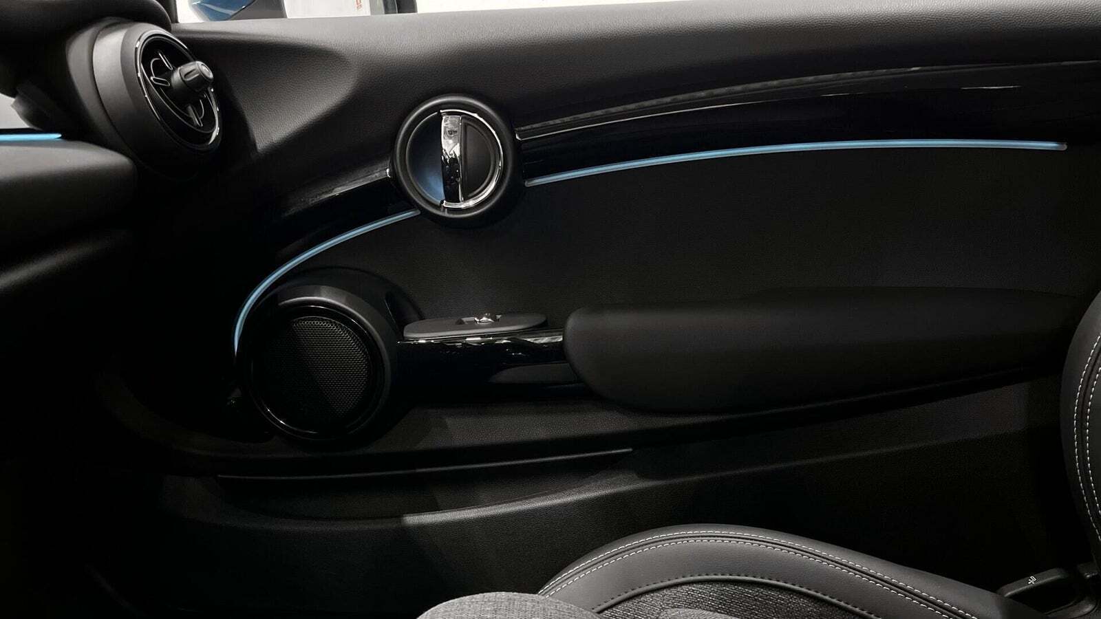 Blå Mini Cooper SE fra 2023