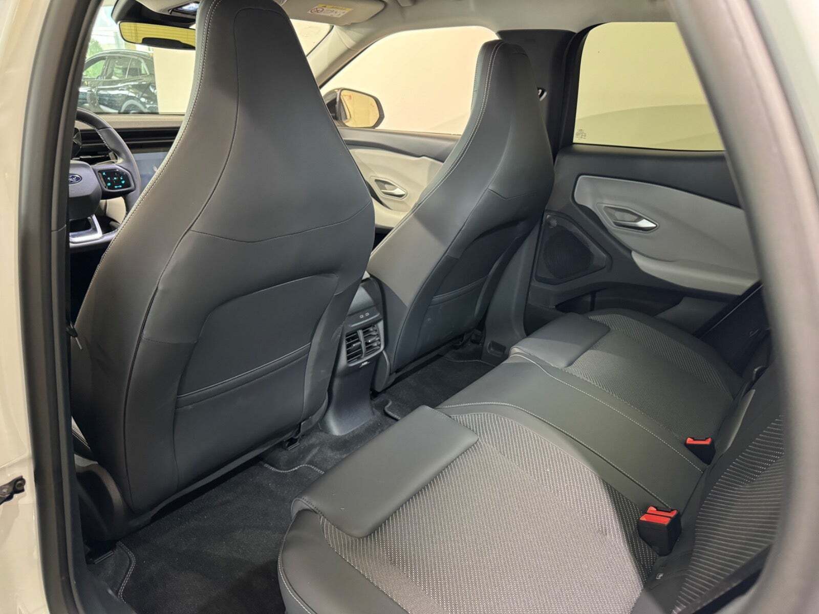 Ford Explorer 82 Select Extended Range