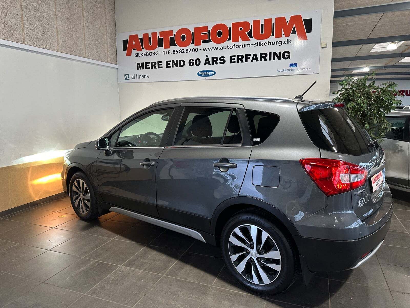 Grå Suzuki S-Cross fra 2019