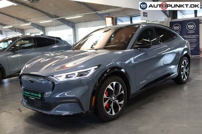 Blå Ford Mustang Mach-E fra 2023 set udefra