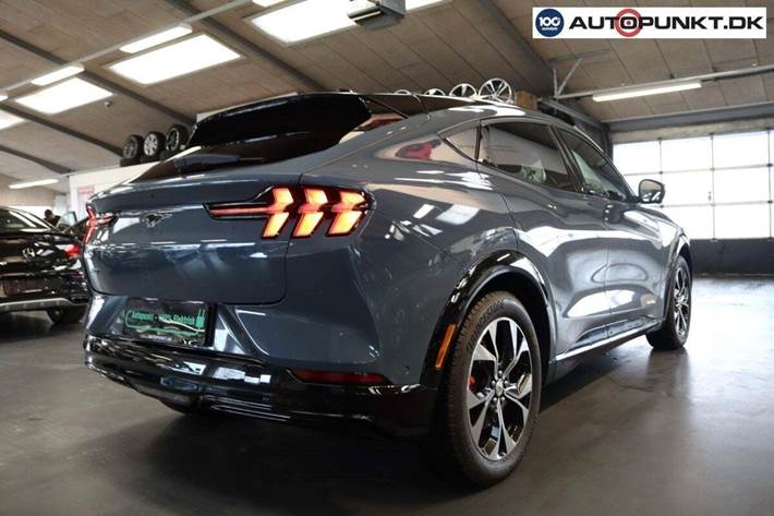 Blå Ford Mustang Mach-E fra 2023